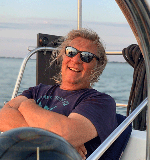 chillig auf dem Segelboot, sonnenuntergan genießen